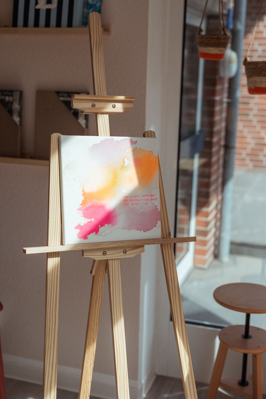 Farbenfrohes Leinwandbild auf einer Staffelei im Studio