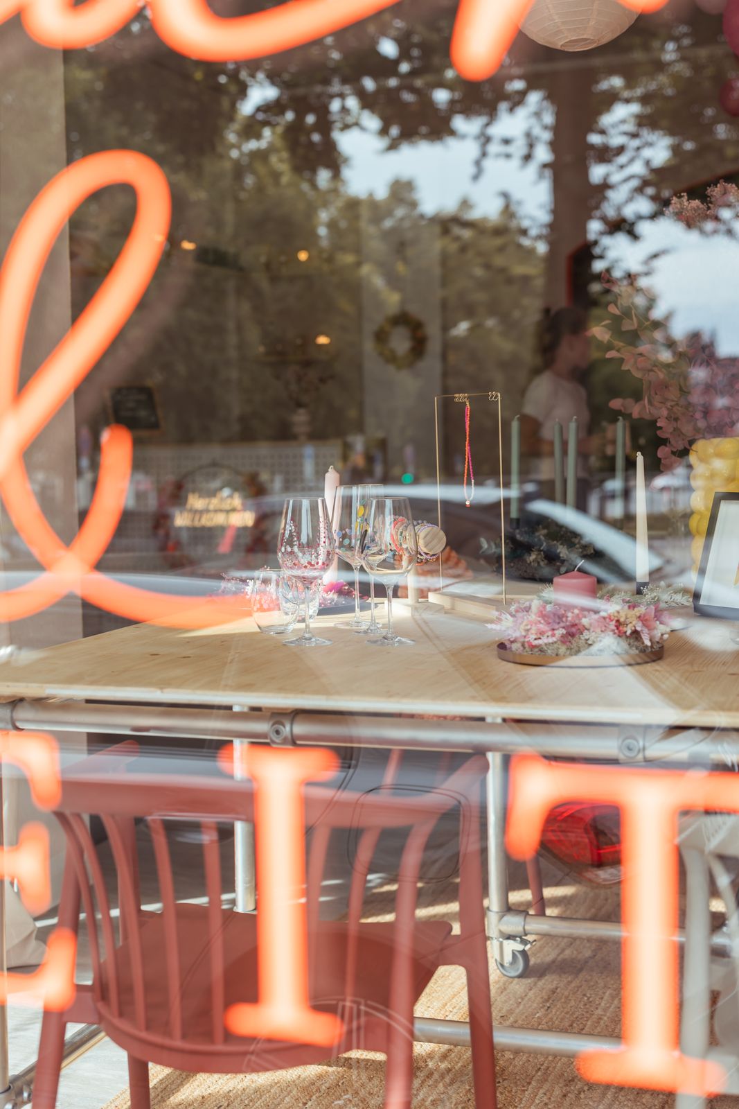 Blick durchs Schaufenster auf den gedeckten Workshoptisch