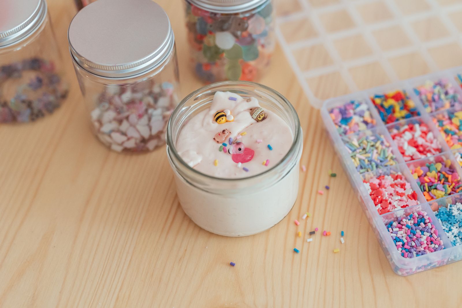 Selbstgemachter Butterslime im Glas mit bunter Streudeko